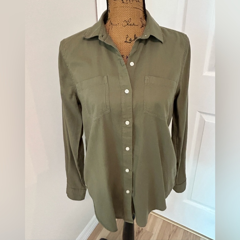 Lucky brand army green button-down, long sleeve shirt. Great looking.